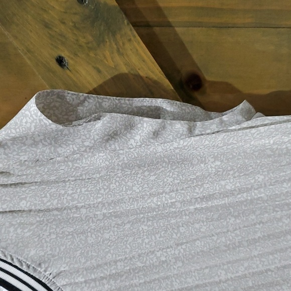 GRAY BLOUSE SIZE LARGE ACCORDION SHORT SLEEVE SPECKLED FLOWY - Picture 5 of 7